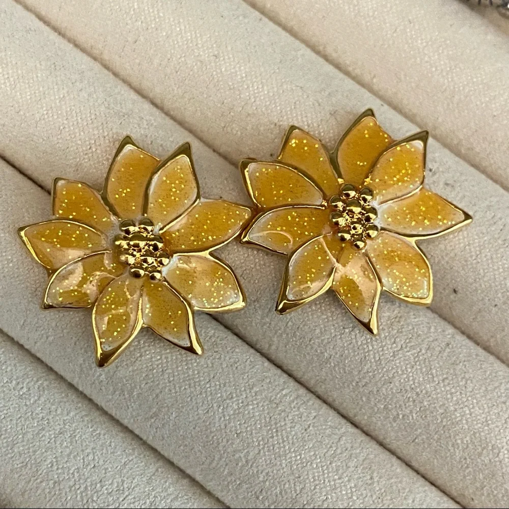 Vintage Gold Shimmery Yellow Flower Earrings 🌼 - Picture 10 of 10